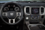 DODGE-RAM-2013-2018-interier-s-OEM-jednotkou