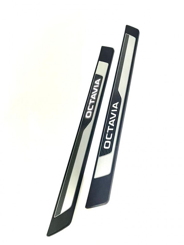 Skoda 5E3071300 Einstiegsleisten beleuchtet vorn Design Zierleisten,  schwarz/silber, mit Octavia Schriftzug